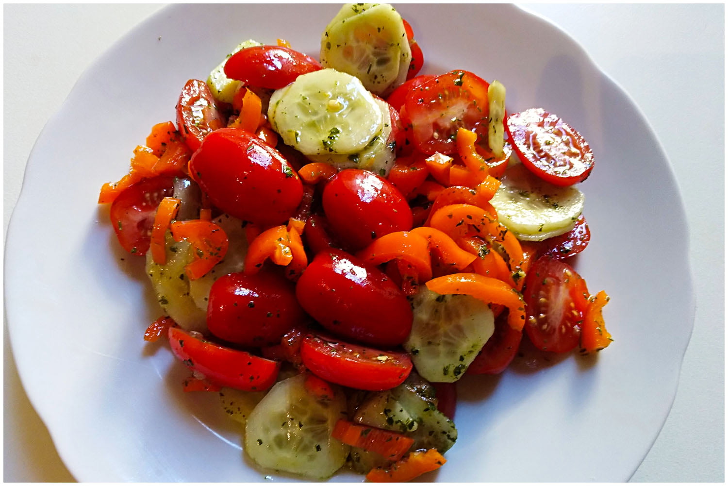 Tomaten-Gurken-Paprika Salat