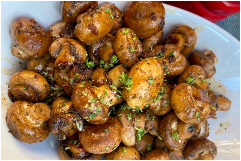 Gebratene Knoblauch-Champignons mit Balsamico-Soja