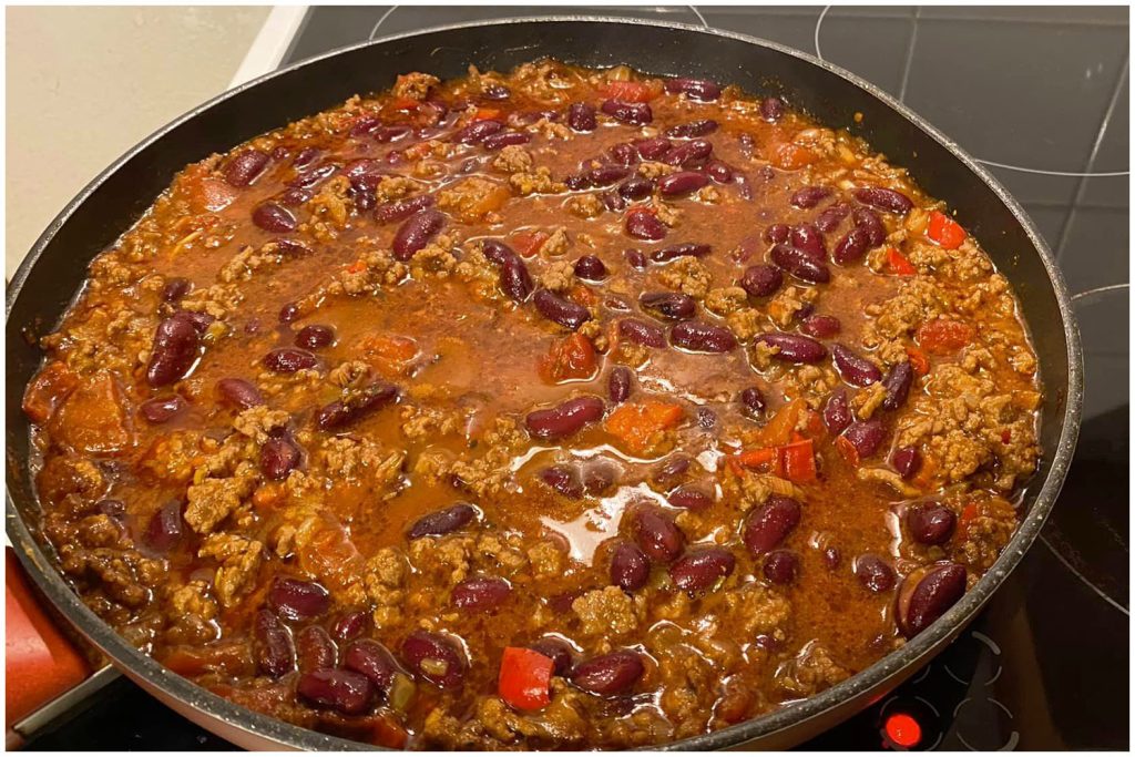 Knusprig gebackenes Hähnchen auf köstlichem Sauerkraut