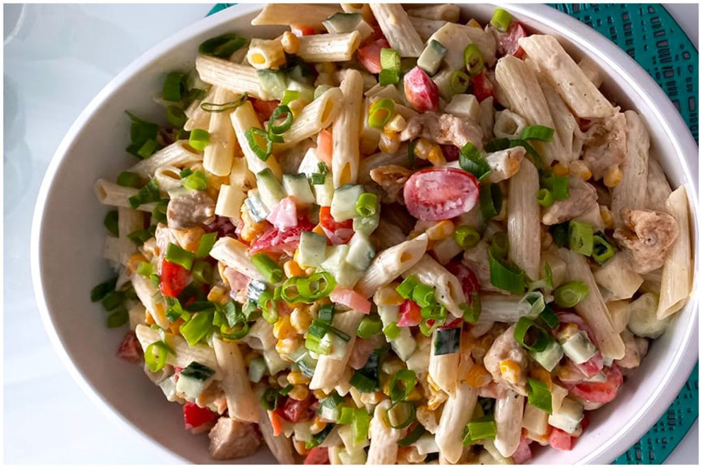 Frischer Hühnchen-Nudelsalat mit Gurke und Paprika