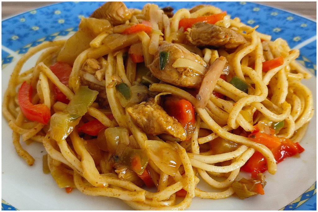 Hier ist ein einfaches Rezept für gebratene chinesische Nudeln mit ...