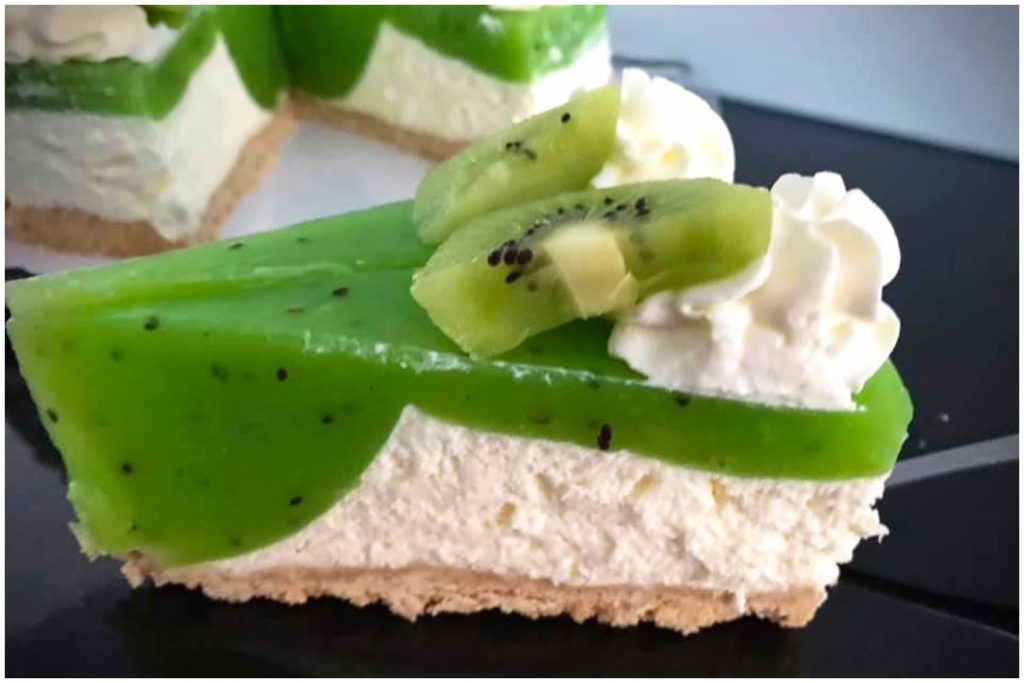 Kiwi-Torte mit knusprigem Keks-Boden und cremiger Frischkäse-Sahne-Füllung