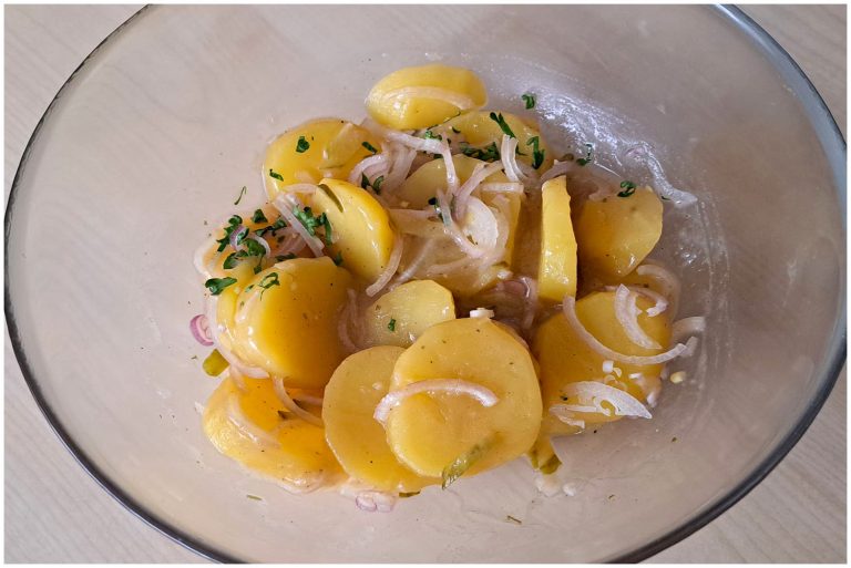 Traditioneller Wiener Kartoffelsalat ohne Mayonnaise