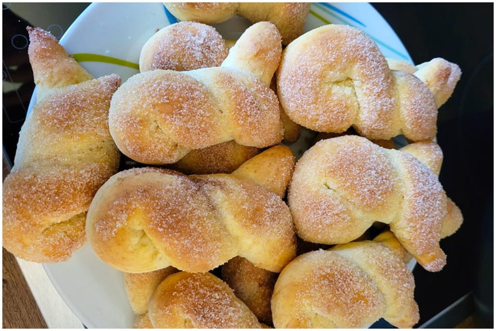 Fluffige Quark-Öl-Häschen mit knuspriger Zuckerkruste - das perfekte ...