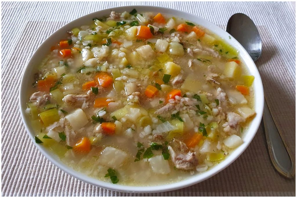 Omas deftige Graupensuppe mit Rinderbeinscheibe