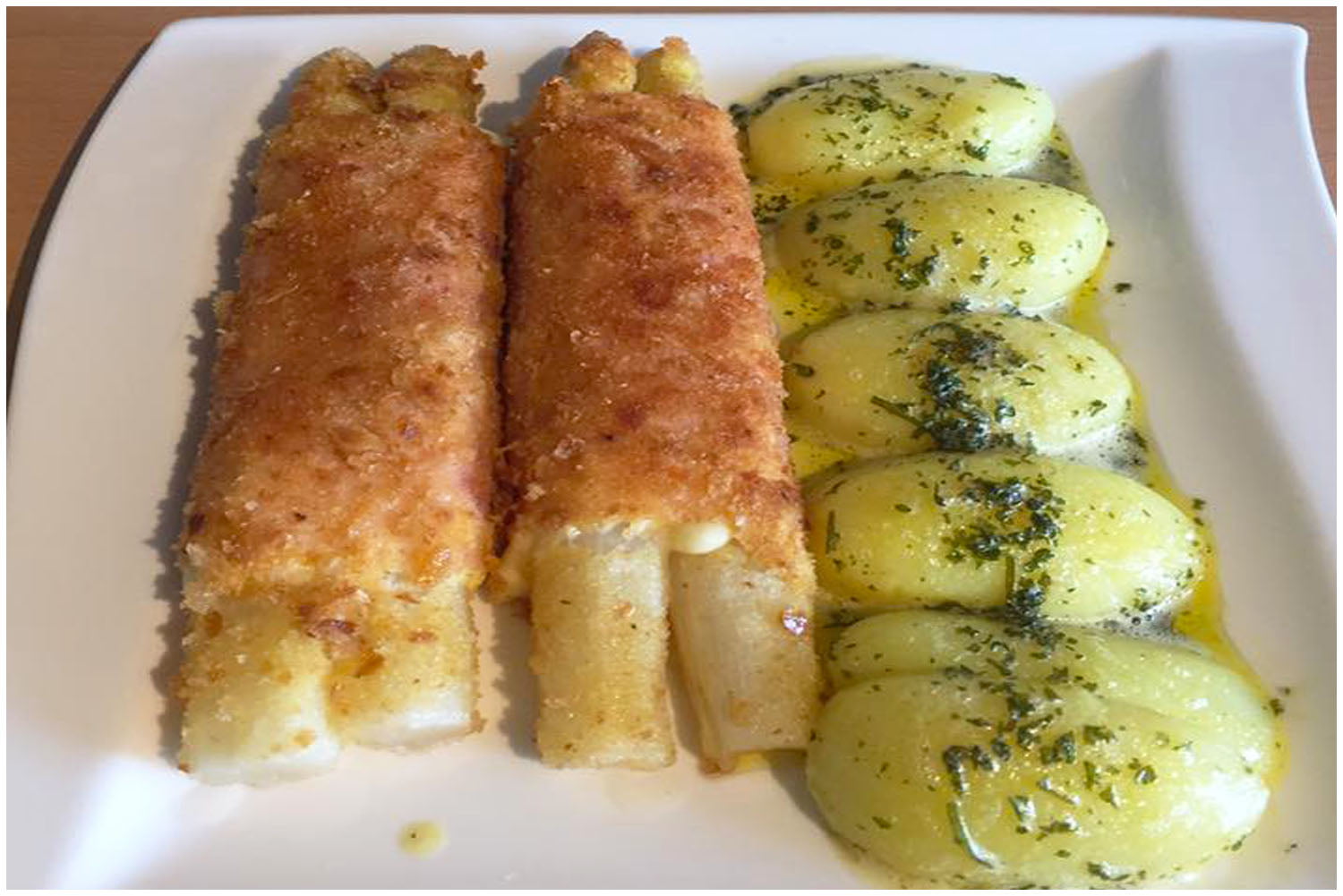 Knuspriger Spargel mit Käse und Schinken und Petersilienbutter-Kartoffeln
