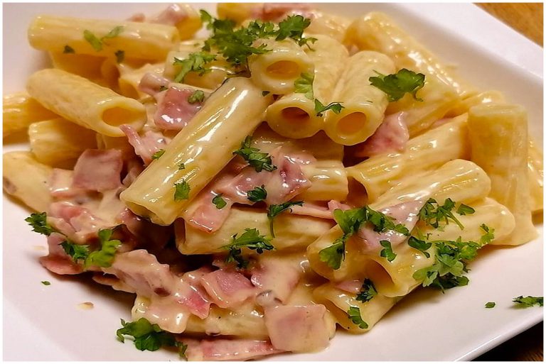 Nudeln in Parmesan-Schinken-Sahnesoße