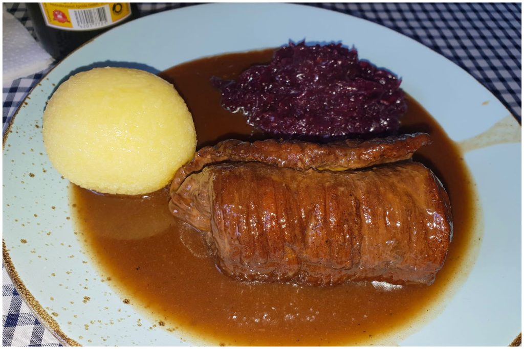 Rinderroulade mit Rotkraut und Klösse