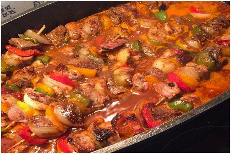 Saftiges Schaschlik mit würziger Tomatensoße