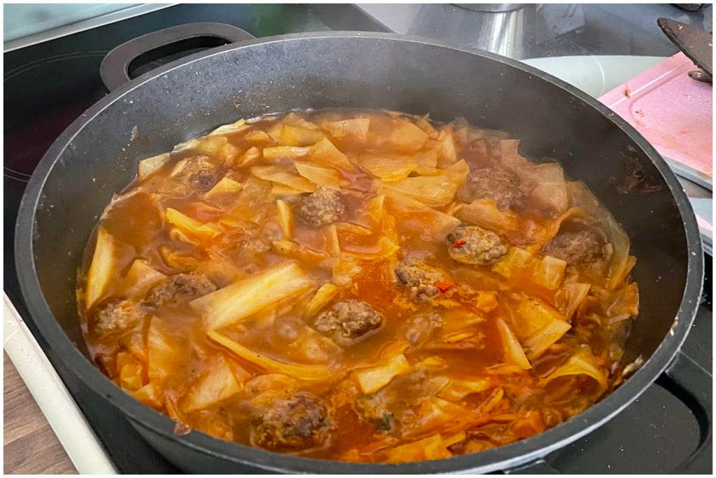 Schmorkohl mit Hackfleisch und Crème fraîche - Einfaches Rezept für ...