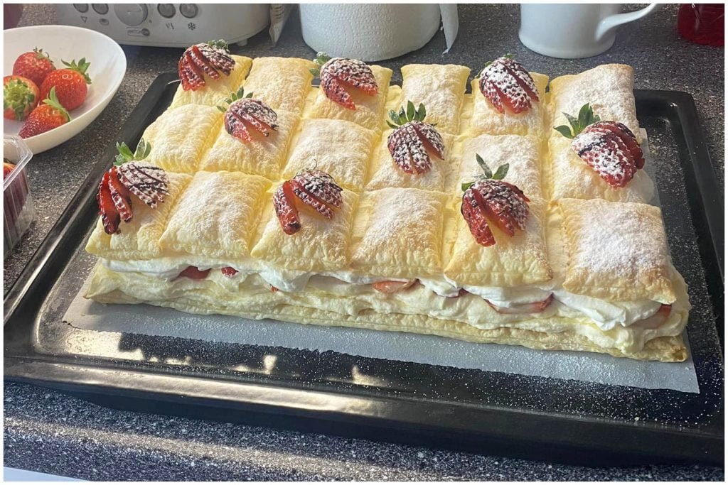 Erdbeer-Blätterteig-Taschen sind ein köstliches und einfaches Dessert Erdbeer-Blätterteig-Taschen sind ein köstliches und einfaches Dessert