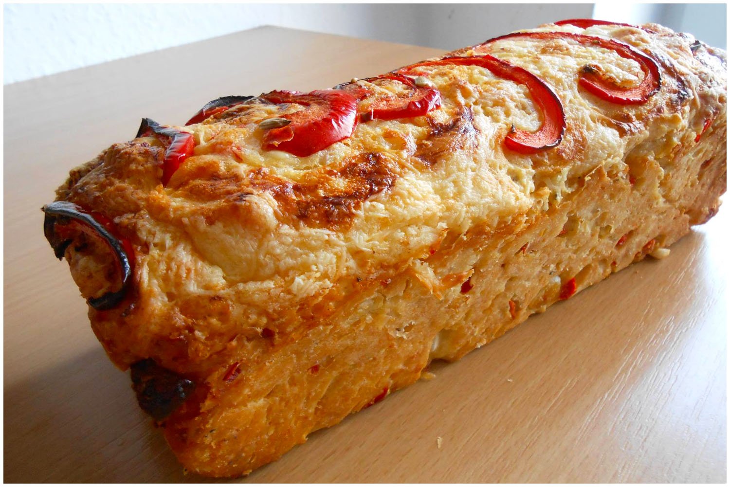 Feta-Paprika-Brot mit Knoblauch und Thymian: Schnelles und einfaches Rezept