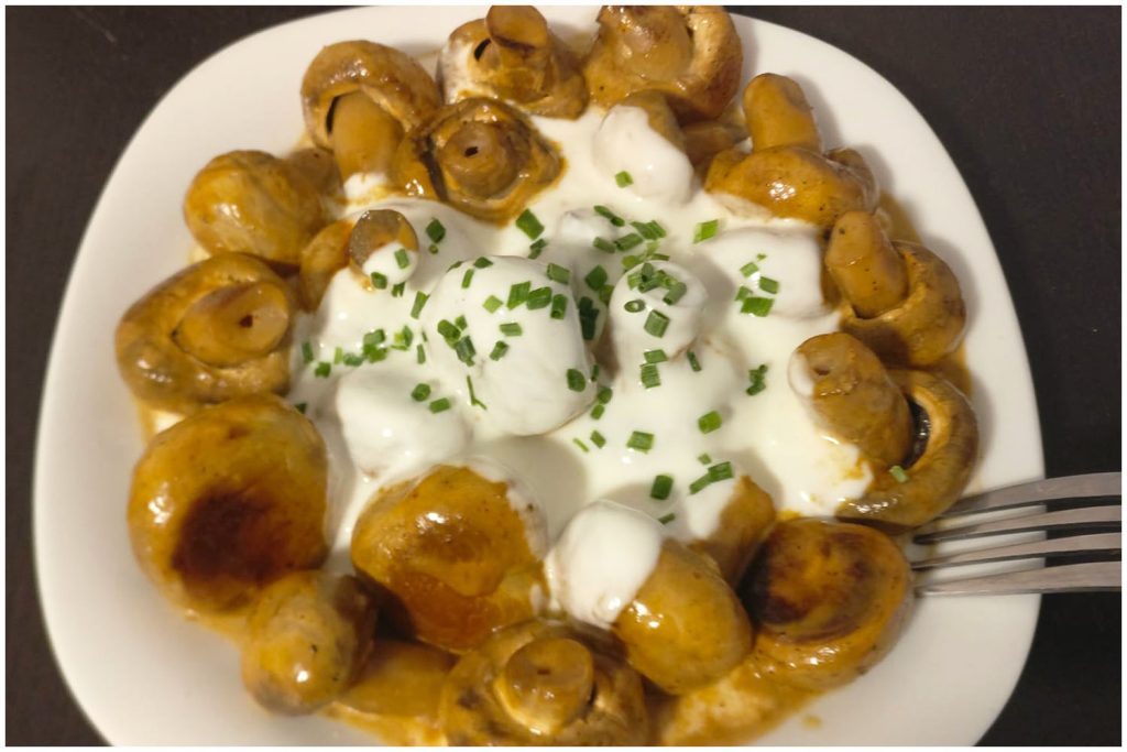 Gebratene Champignons mit Knoblauch-Sahne-Sauce