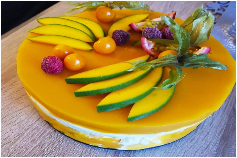 Mango-Maracuja-Torte mit fruchtigem Spiegel