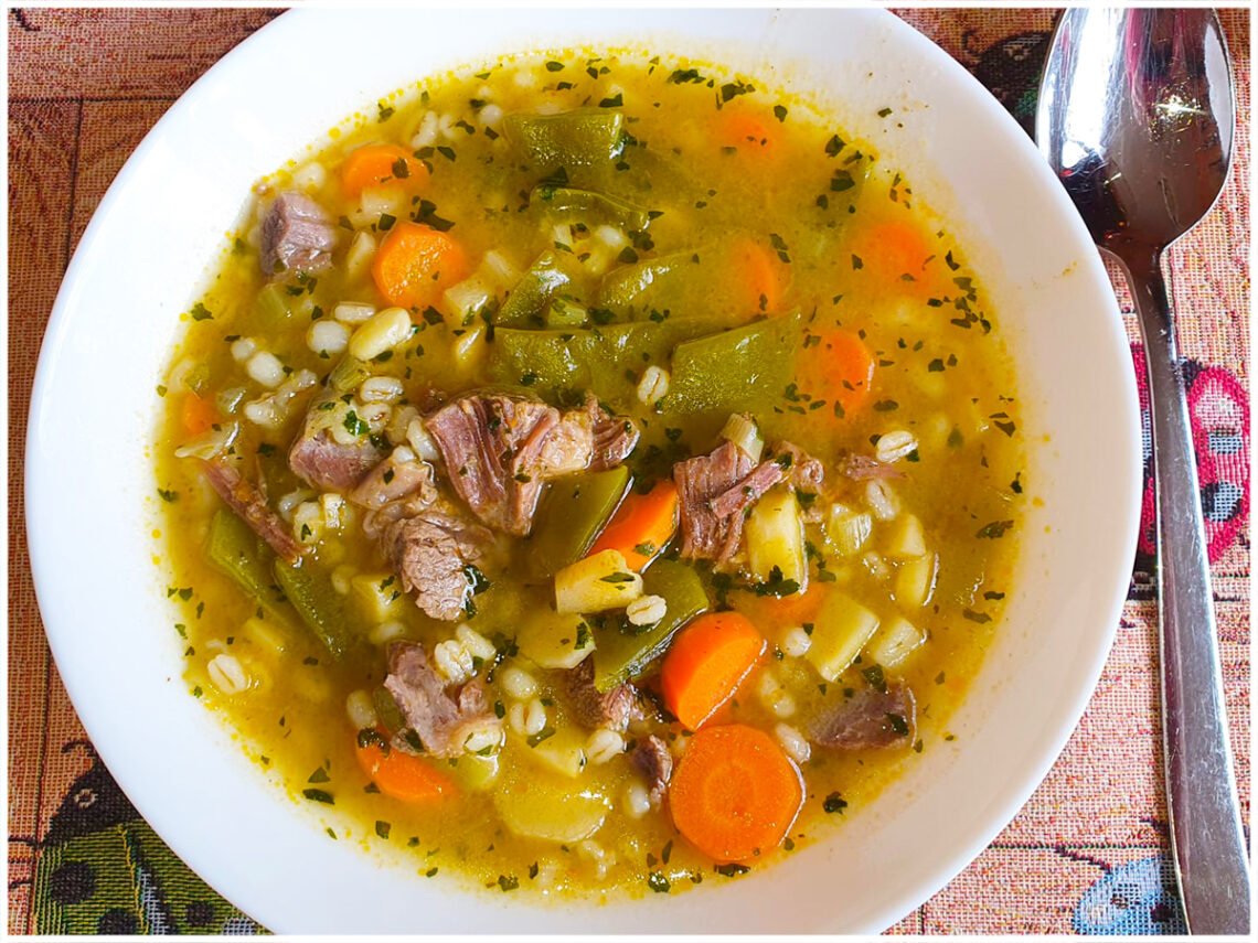 Herzhafte Graupensuppe mit Rindfleisch und Buntem Gemüse