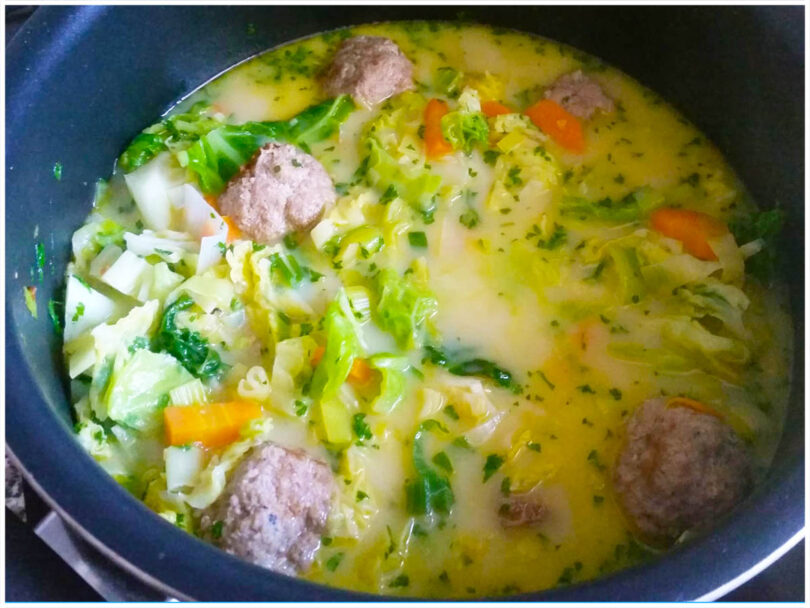 Wirsingsuppe mit Hackbällchen