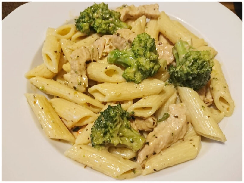 Penne mit Putenbrust und Brokkoli in Rahmsoße