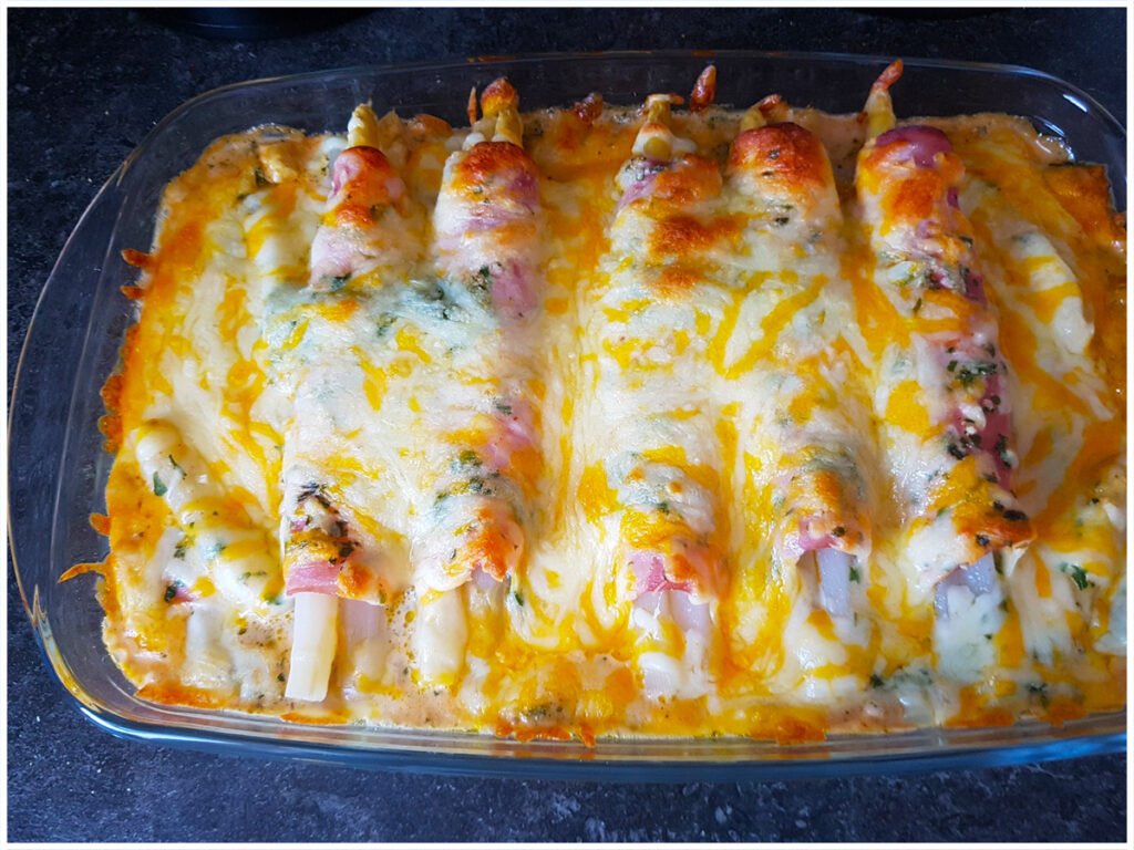 Spargelauflauf mit Schinken-Käse-Röllchen