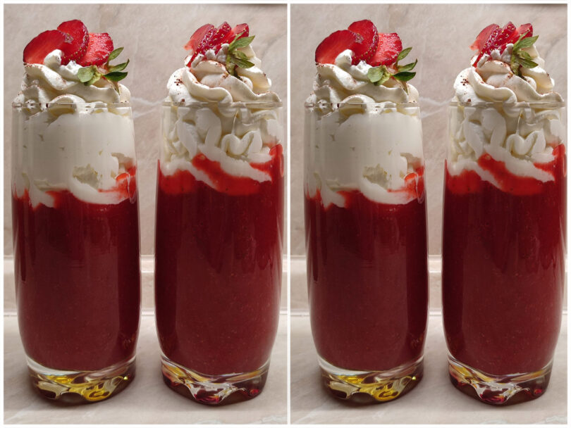 Fruchtiger Erdbeer-Himbeer-Cocktail mit Joghurt-Schlagsahne